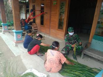 Satgas TMMD 110 Kodim Bojonegoro Bantu Warga Desa Jatimulyo Buat Tikar